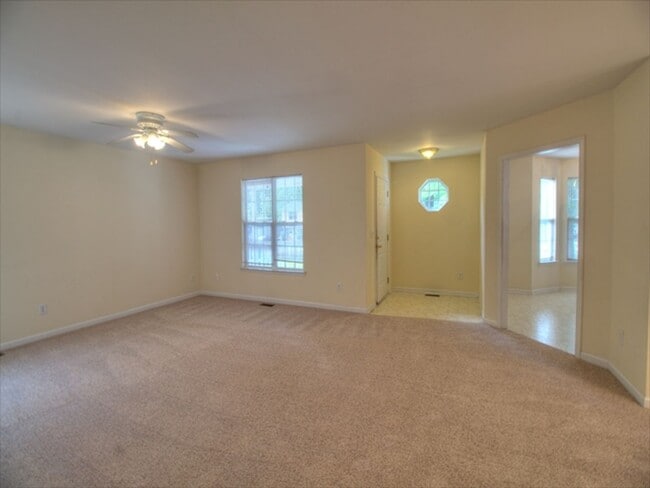 Building Photo - 3 Bedroom 2 Bath Home with New Carpet and ...