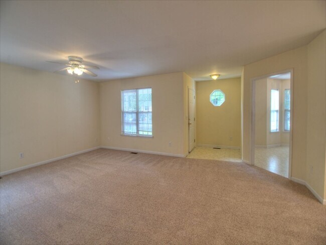 Foto del edificio - 3 Bedroom 2 Bath Home with New Carpet and ...
