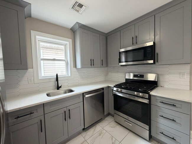 Building Photo - 208 Atlantic St