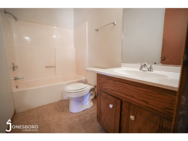 Foto del edificio - Race Crest Apartments: Water/Sewer Include...