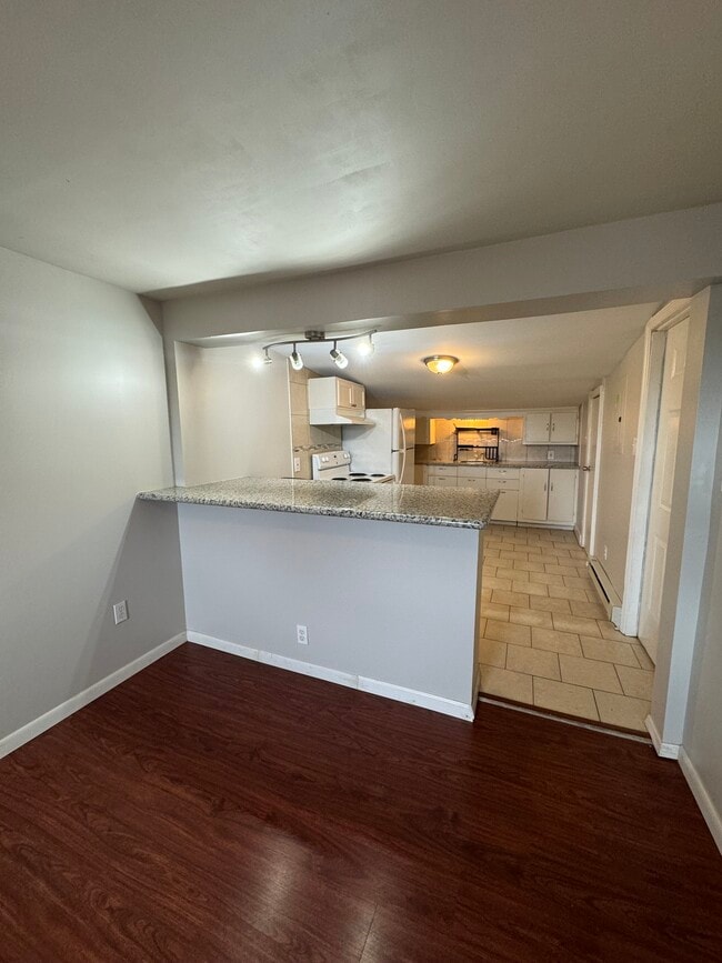 Building Photo - 464 3rd St
