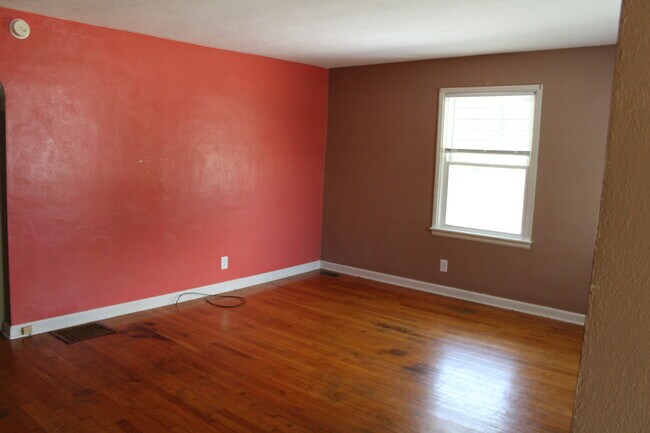Living room - 1413 W Main St