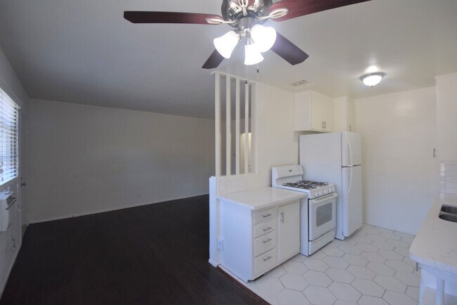 Building Photo - 10924 Camarillo St