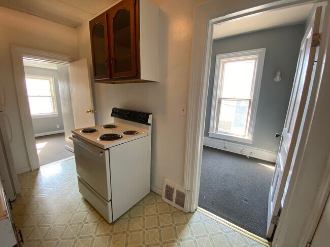 Building Photo - 703 W Walnut Street- 1 Bed Apt in Vine Nei...