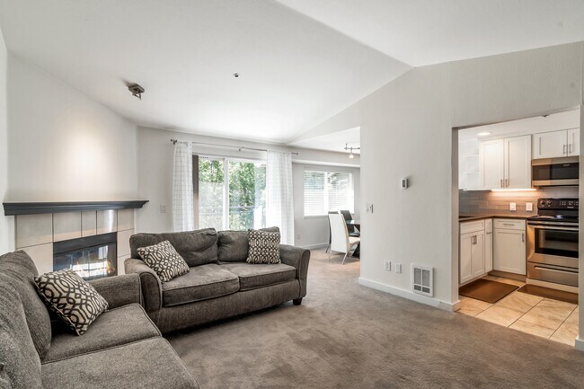 Sala de estar con vista a la cocina. - 19404 Bothell Way NE