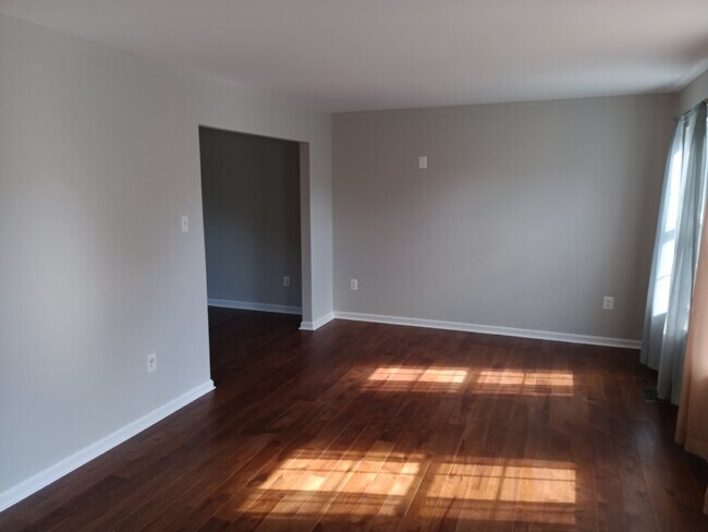 Foto del edificio - This charming 1,732-square-foot single-family home offers 3 bedrooms and 3 bathrooms, featuring a...