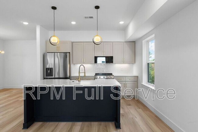 Building Photo - 1241 N Avondale Cir