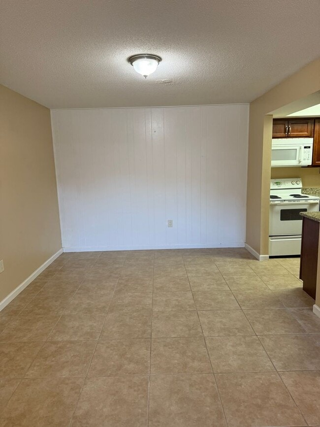 Building Photo - 1/1 Condo in Summit Village Casselberry