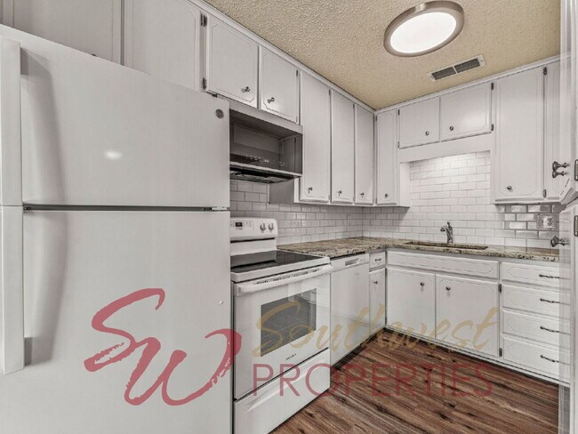 Foto del edificio - Location! Location! Easy walk to campus! 3 bedroom duplex!