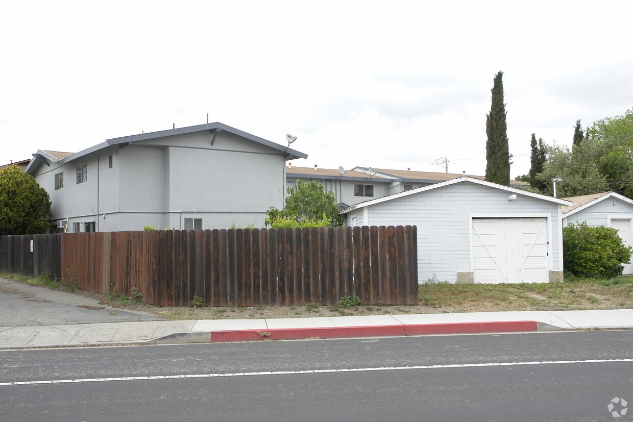 Building Photo - 518 Enos Way