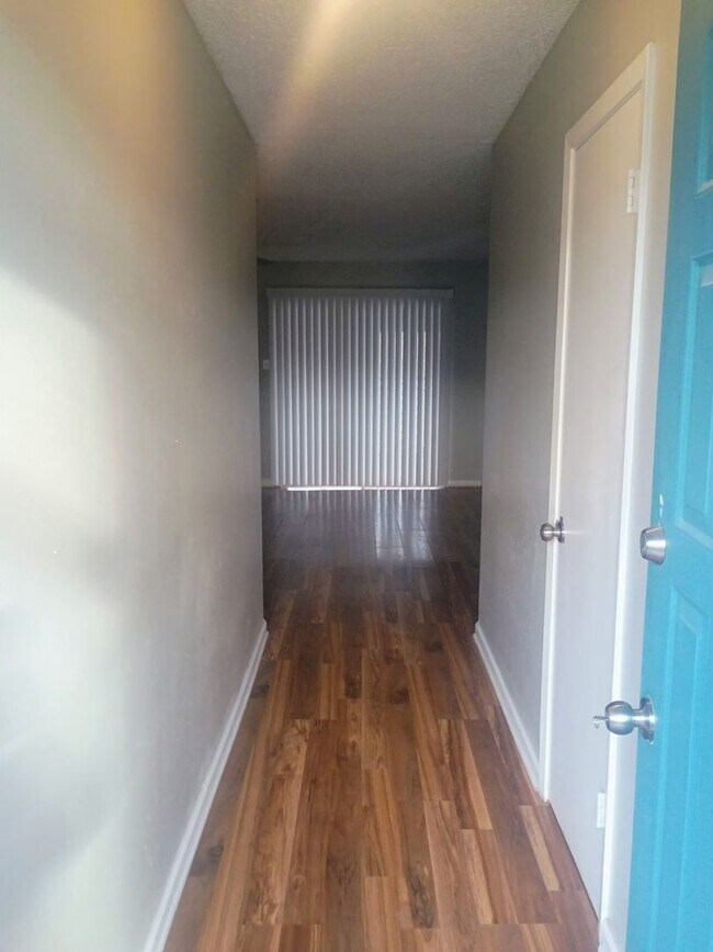 Foto del edificio - Updated 3/2 Home with 2-Car Garage + Air-Conditioned Workshop!