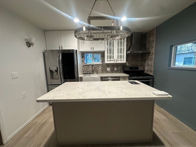 Building Photo - Quaint 3 Bedroom Home with Modern Upgrades...