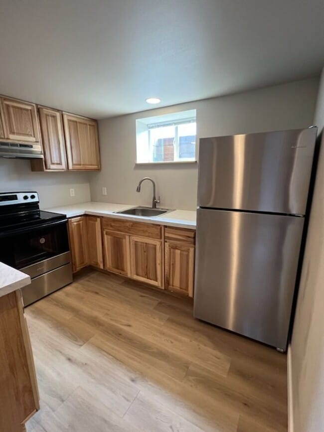 Building Photo - 909 N Western Ave