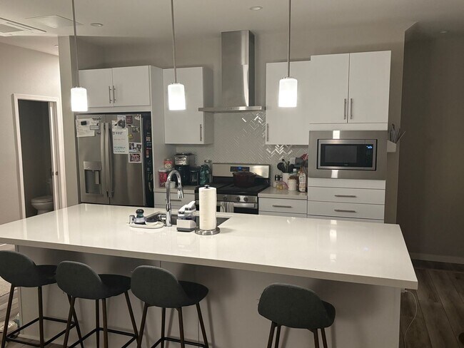 Foto del edificio - Modern 2-Bedroom Condo Near Downtown Sacra...