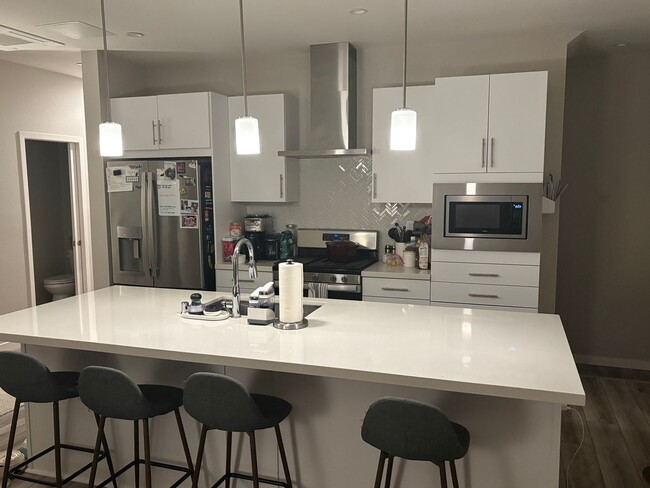 Foto del edificio - Modern 2-Bedroom Condo Near Downtown Sacramento