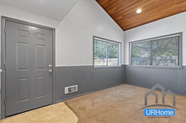 Foto del edificio - $500 1st Months rent $1649 2bd 1.5ba Beautiful Townhouse In SE Portland