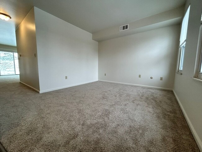 Building Photo - Beautiful 3 BR Townhome in Lovely North Hills Location! CALL TODAY !