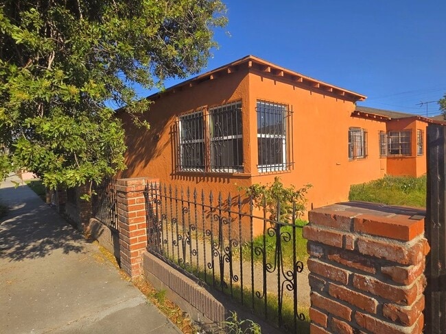 Building Photo - 624 W Magnolia St