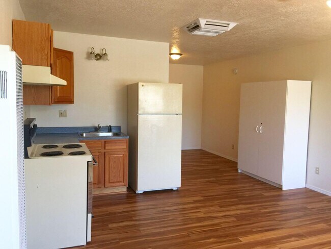 Building Photo - 304 Graceland Dr SE
