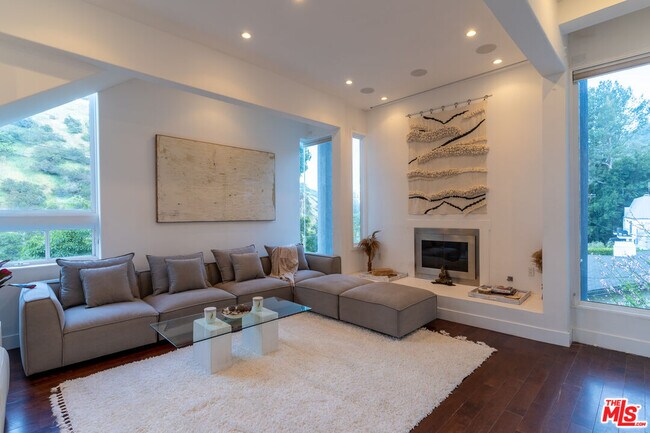 Foto del edificio - 1857 N Beverly Dr