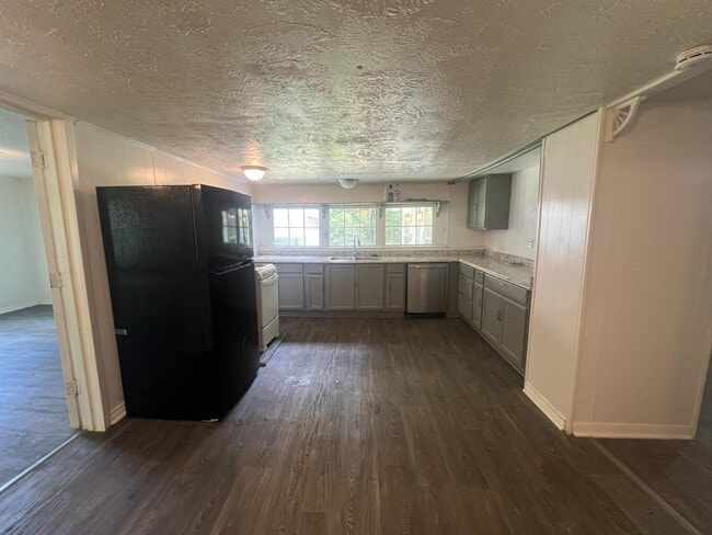 Building Photo - 8206 Sunflower Dr