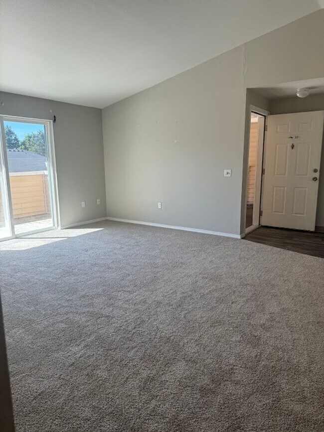 Foto del edificio - A New Wave of Living Here At Powell Court Apartments!