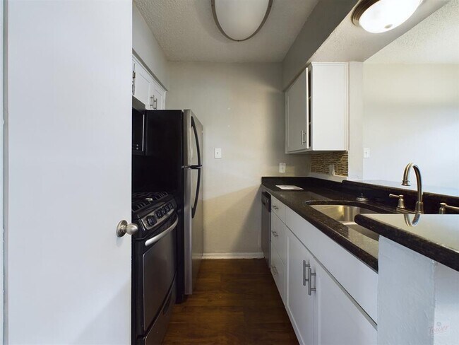 Foto del edificio - 2401 Manor Rd