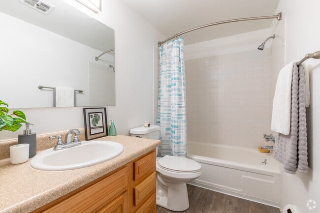 1BR, 1BA - 800SF, Bathroom - Bloomfield On The Green - West Bloomfield, MI