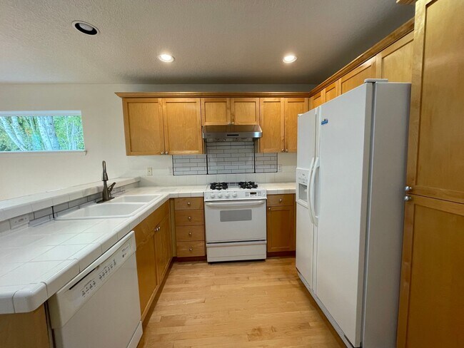 Foto del edificio - Beautiful 3Bd/2.5 Ba Corner Lot in the Bet...