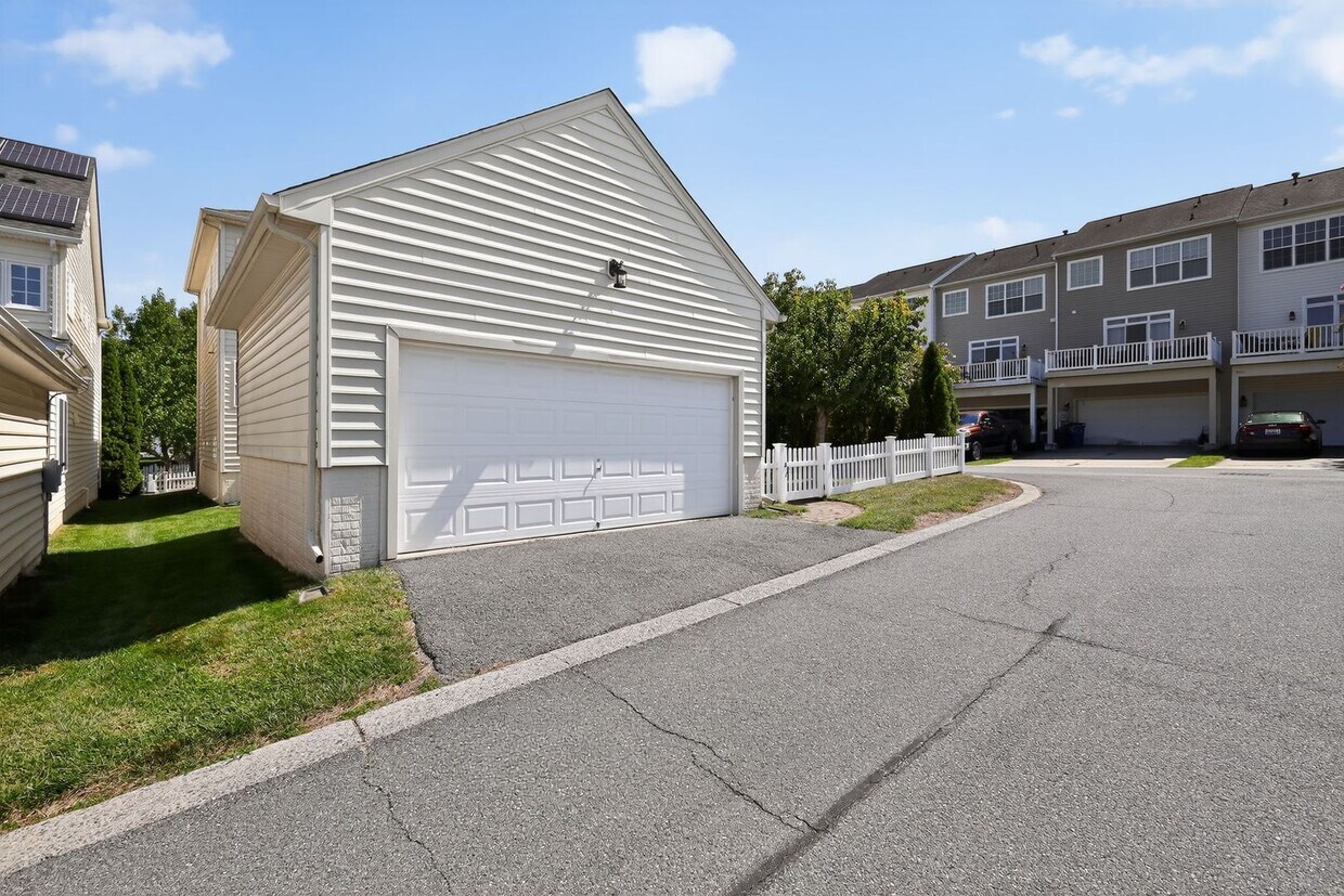 Foto principal - 4 Bed, 4.5 Bath Single Family Home in Clar...