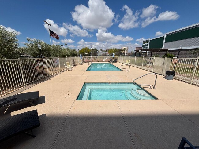 Building Photo - Stunning 2-Bed, 2-Bath High-Rise Residence...