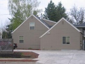 Building Photo - 711-719 E 24th Ave