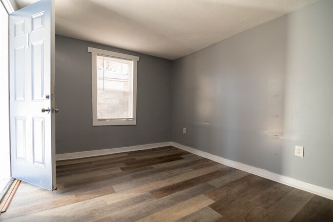 Building Photo - 539 Paines Ave NW