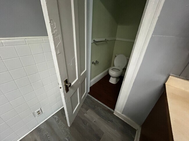 Foto del edificio - MOVE IN READY! $1400 - Studio / 1 Bath Apartment in Downtown Manchester with All Utilities Included