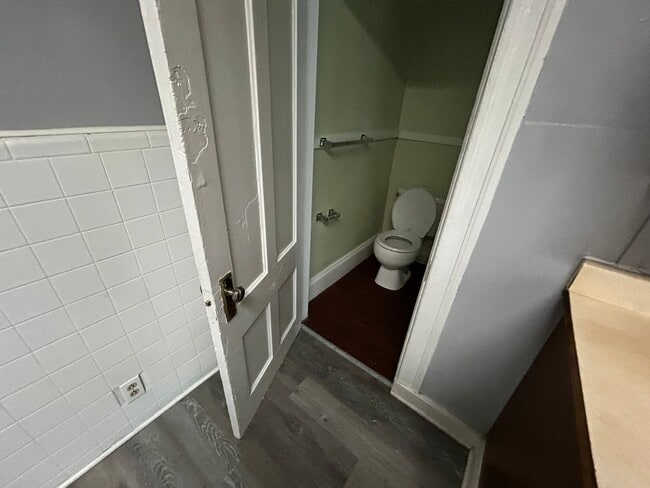 Building Photo - MOVE IN READY! $1400 - Studio / 1 Bath Apartment in Downtown Manchester with All Utilities Included