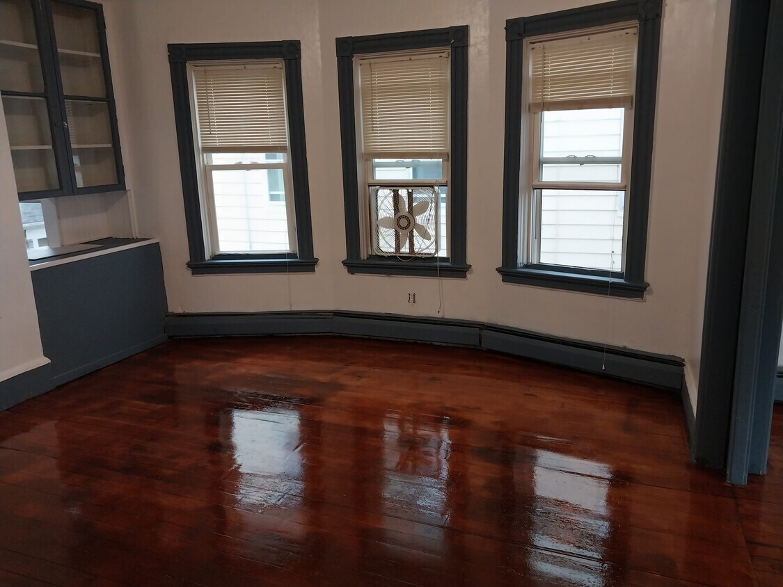 dining - 73 Felix St