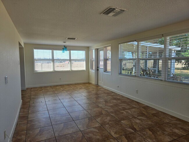 Foto del edificio - Charming 2-Bedroom Home with Countryside Views and Modern Amenities