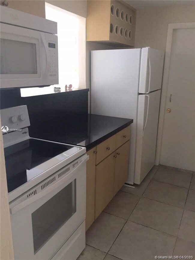 Building Photo - 13900 SW 90th Ave  206-EE Miami Fl 33176