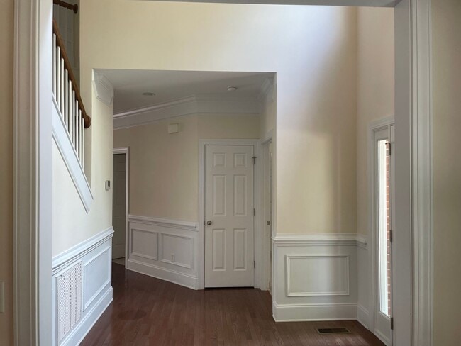 Building Photo - Outstanding Five Bedroom Three Full Bathro...