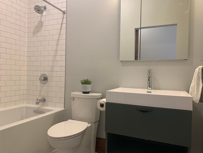 Main bathroom with deep soaker tub. - 218 Central Ave NE