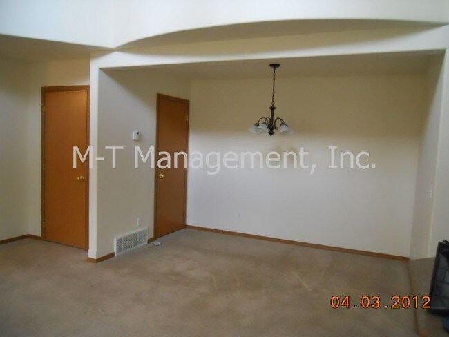 Building Photo - 1425 S Bluff Dr