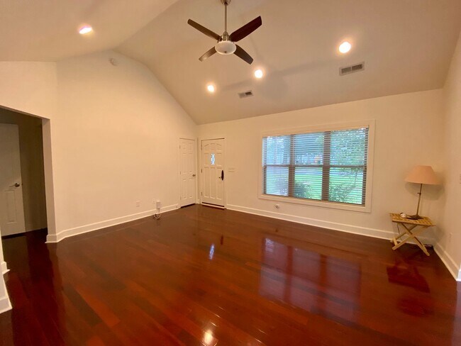 Building Photo - Immaculate Cottage Style Home In NODA