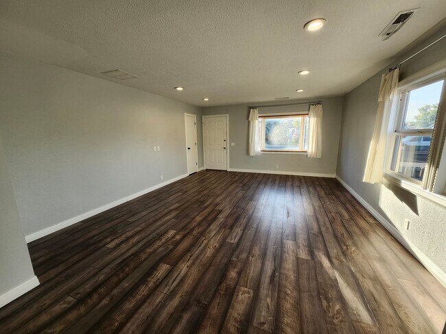 Building Photo - **Move-In Special - $700 off 1st Months Re...