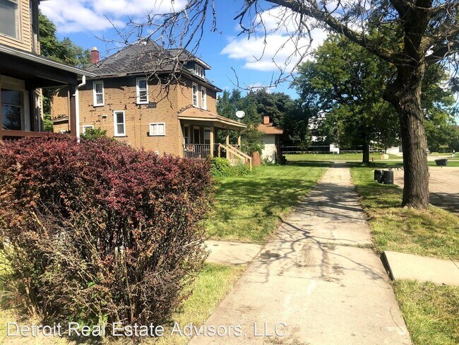 Building Photo - 4 br, 1.5 bath House - 237 E Grand