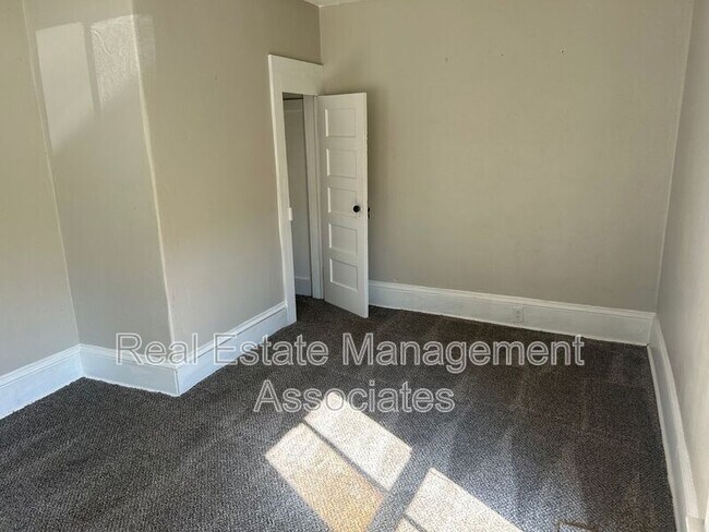 Foto del edificio - 329 E Tinsley St
