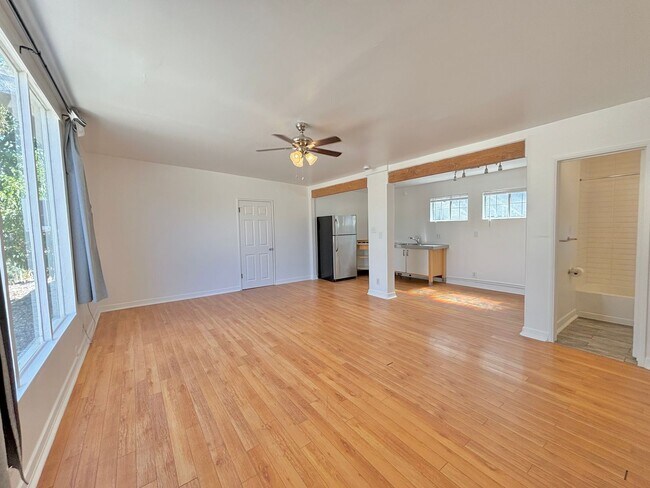 Foto del edificio - 256 W Valencia Ave