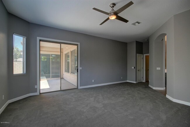 Foto del edificio - 4027 E Marshall Ave