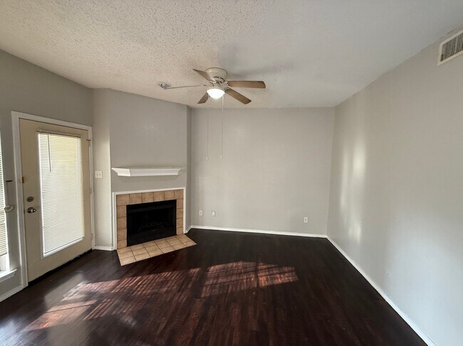 Foto del edificio - 9601 Forest Ln