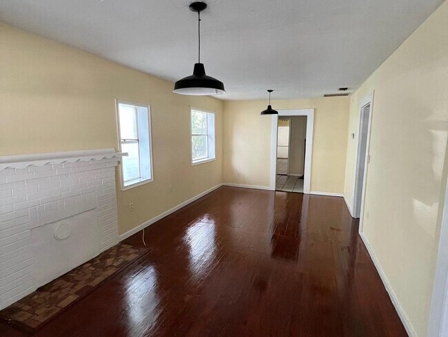 Foto del edificio - 1362 W 25th St