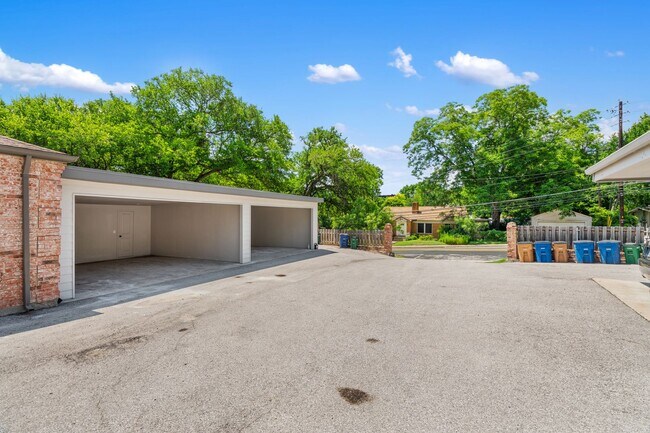 Building Photo - TARRY TOWN DUPLEX - 3BD/2BA - AWESOME REMO...